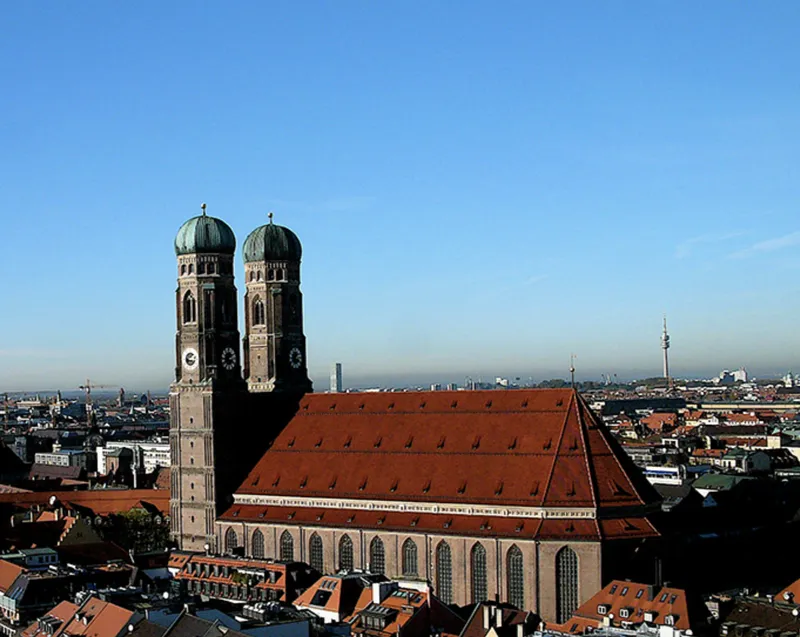 Blick aus dem Fenster auf Rathausturm und Frauenkirche