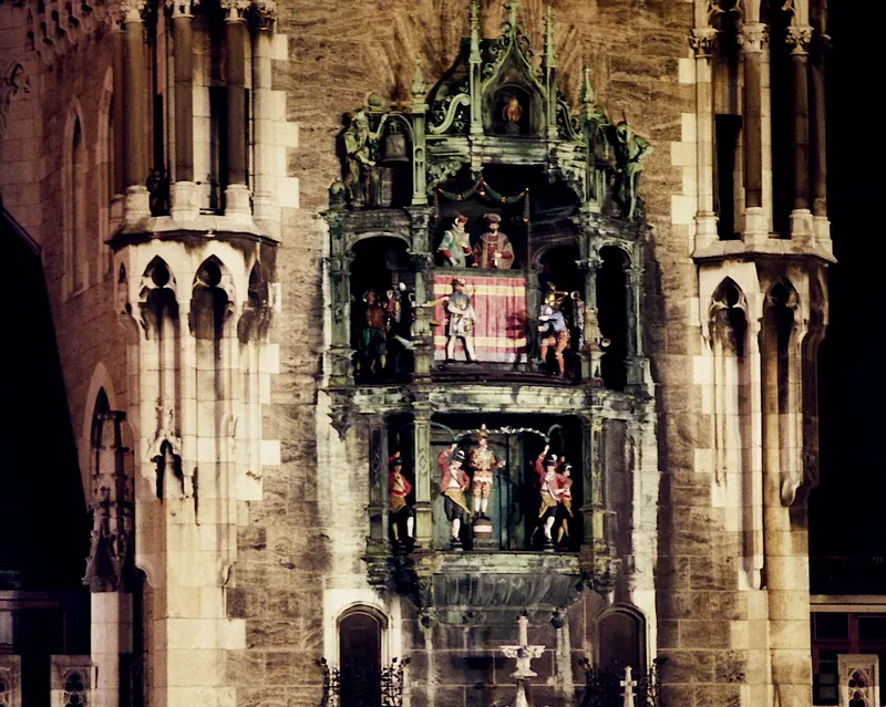 Die Figuren des Glockenspiels im Rathausturm