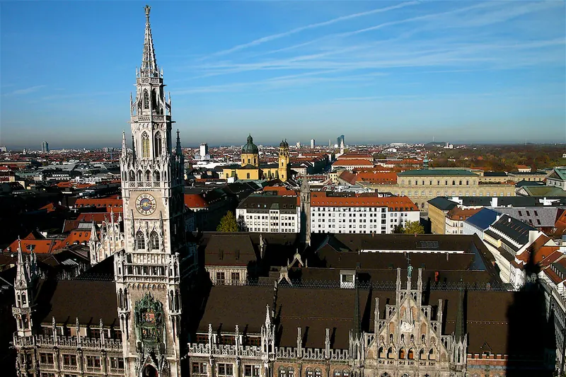 Das Rathaus am Marienplatz von oben, mit dem Turm des Glockenspiels