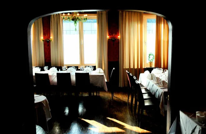 Roter Salon mit Blick zum Fenster