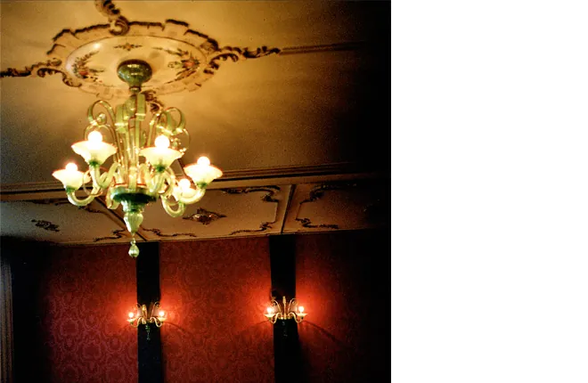 Lüster im Roten Salon