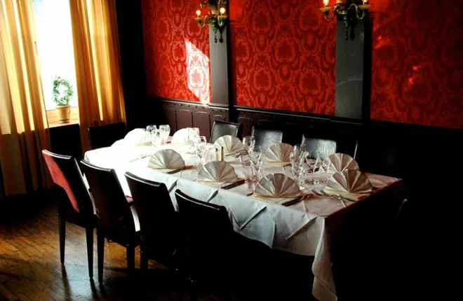 Festlich eingedeckte Tafel im Roten Salon