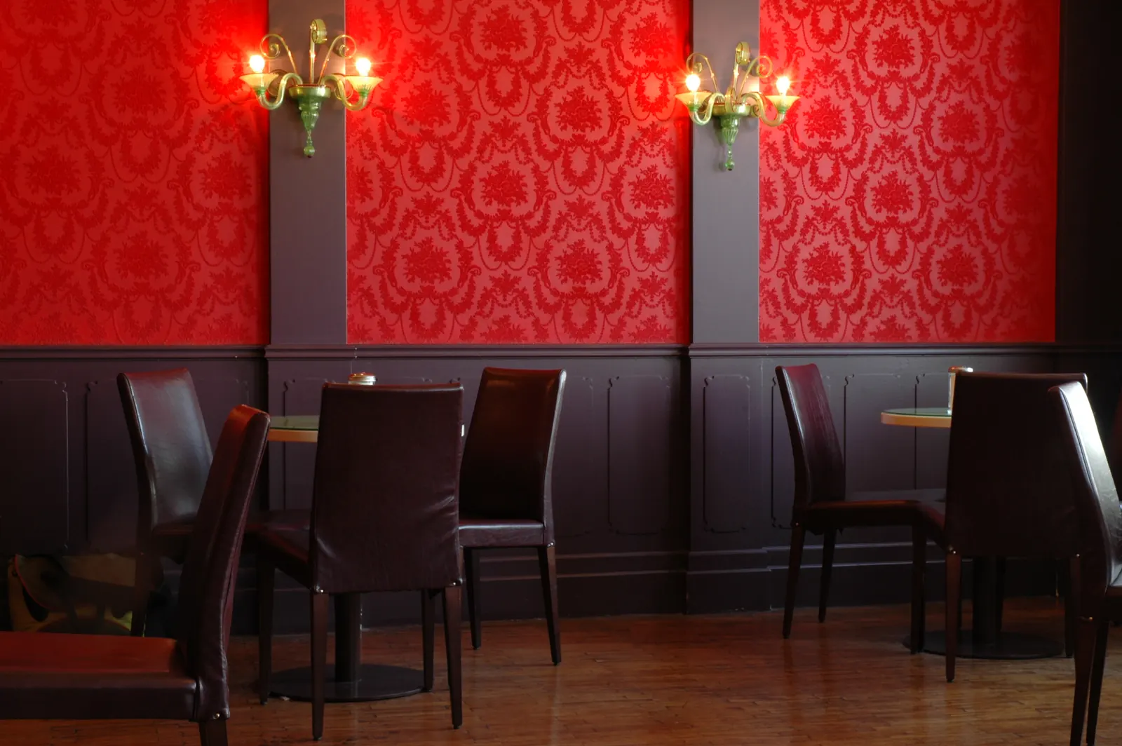 Tische und Stühle im Roten Salon