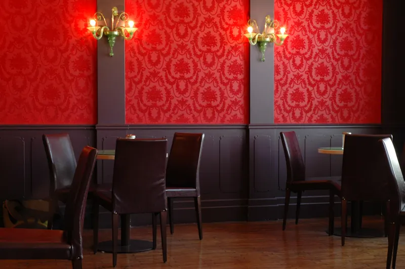 Rote Damasttapete mit Wandleuchten im Roten Salon