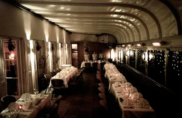 Der Wintergarten mit langer Tafel